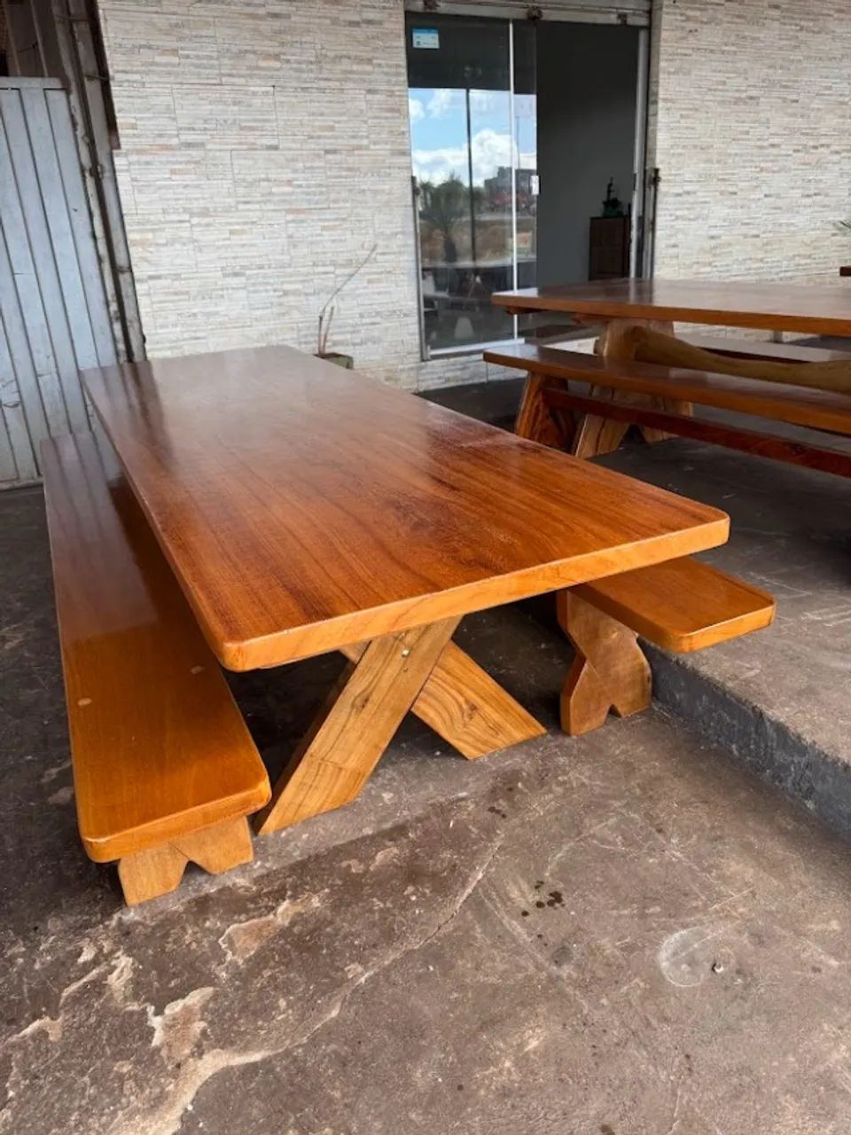 Mesa Rustica de 3mts com pés de forquila e dois bancos - Foto 4