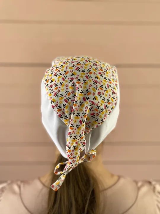 Touca Cirúrgica Feminina- Branco com Floral - Foto 2
