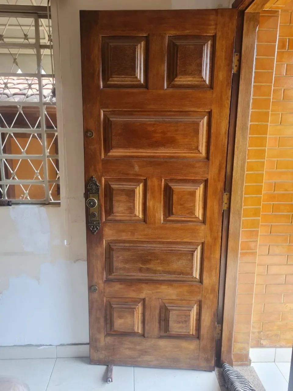 Porta em madeira sucupira maciça, 2,10 X 0,80, com maçaneta e fechaduras tetra com chave.