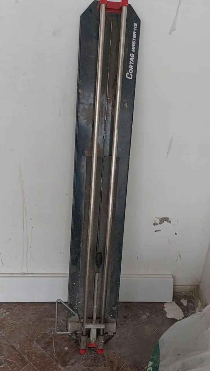 Vendo um Riscador de porcelanato, tamanho 1.20 MTR  valor 550 reais  da marca  Cotag