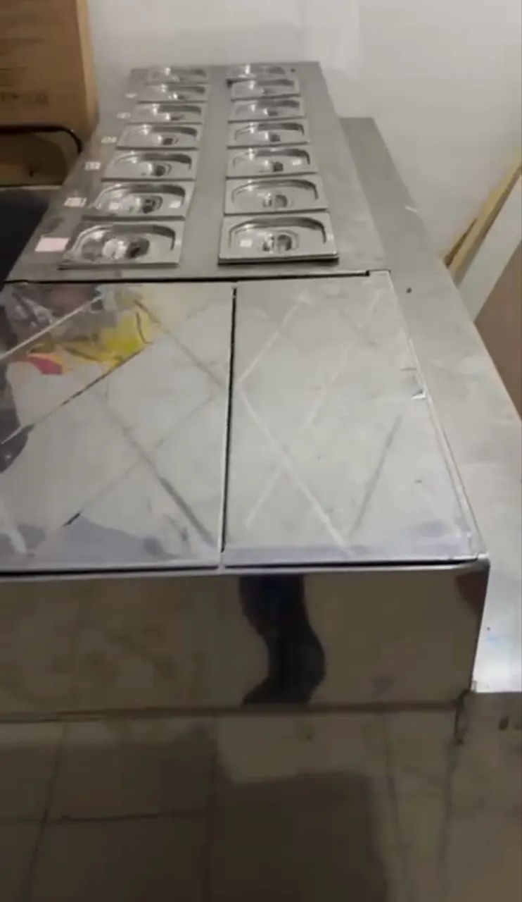 Balcão refrigerado com freezer e cubas