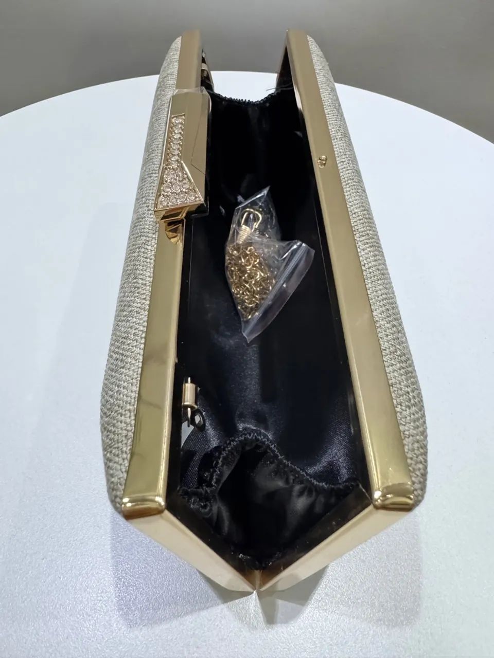 Bolsa de mão Clutch elegante em tom neutro - Foto 3