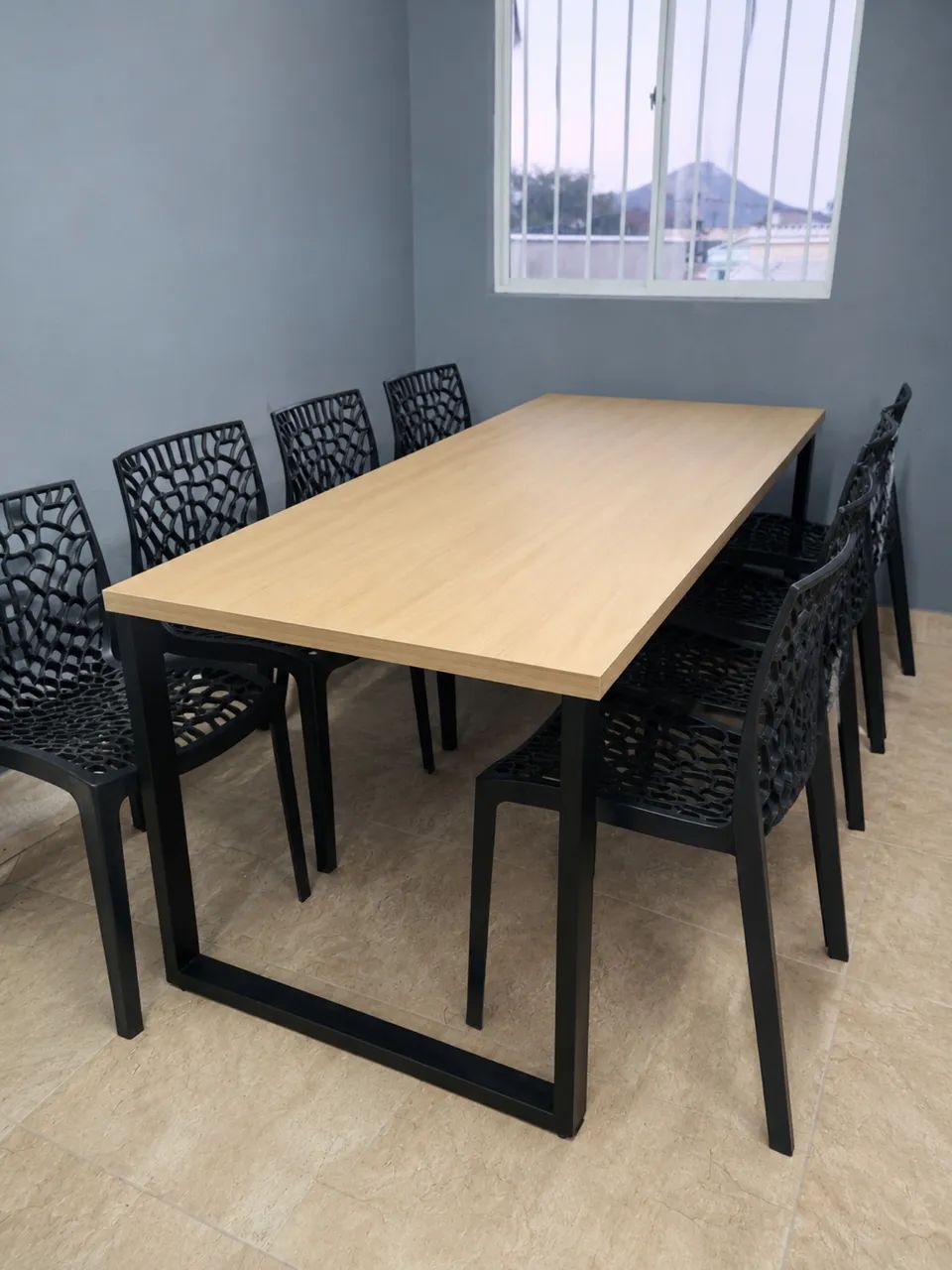MESA DE MADEIRA COM 8 CADEIRAS 