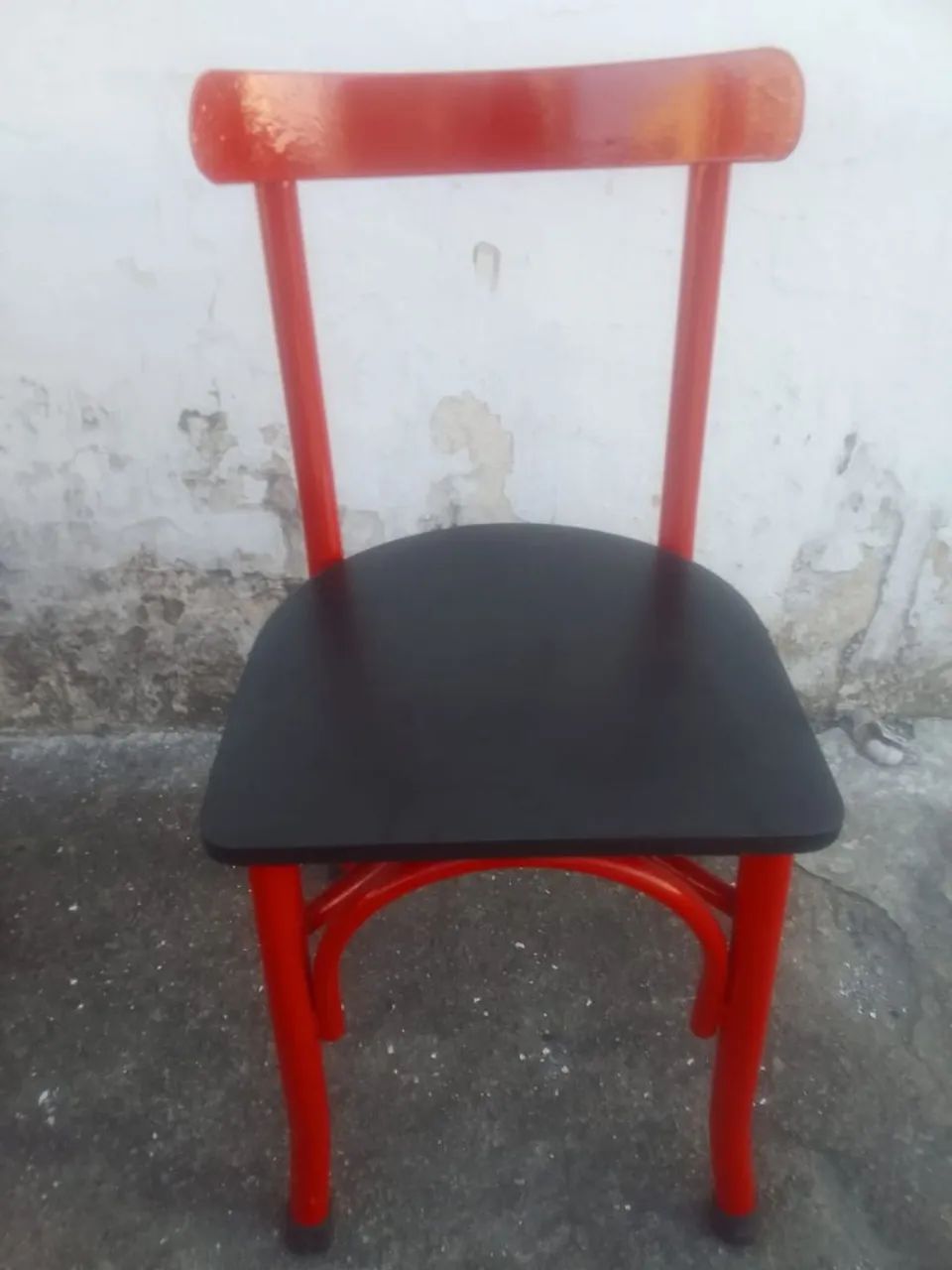 Cadeiras semi novas com Estrutura de Metal e Assento de Madeira - Foto 4