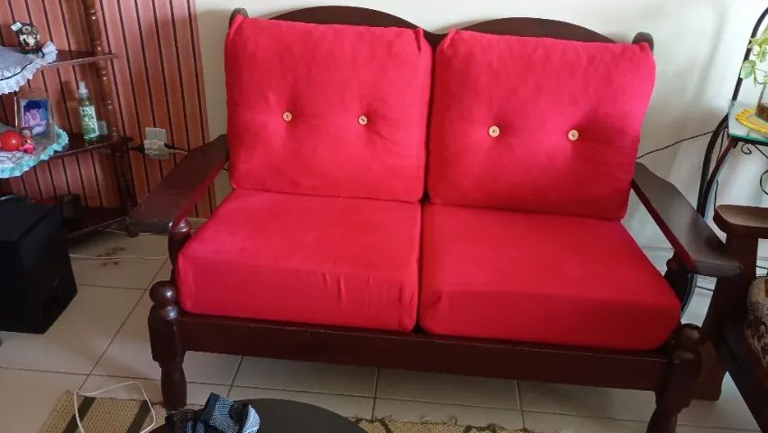 Sofá de dois lugares de madeira com almofadas soltas 65746287529474121