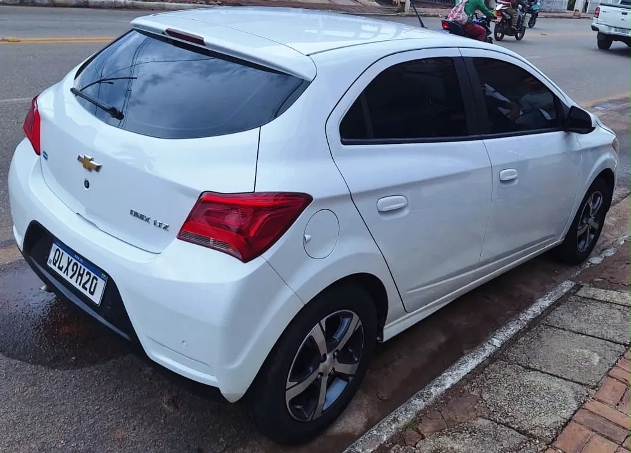Chevrolet Onix Hatch LTZ 1.4 8V Flex Aut. 4P 2017 - Foto 2