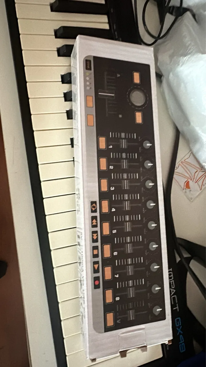 Novation Launchkey Mini MK3 Controlador MIDI 25 Teclas + Caixa