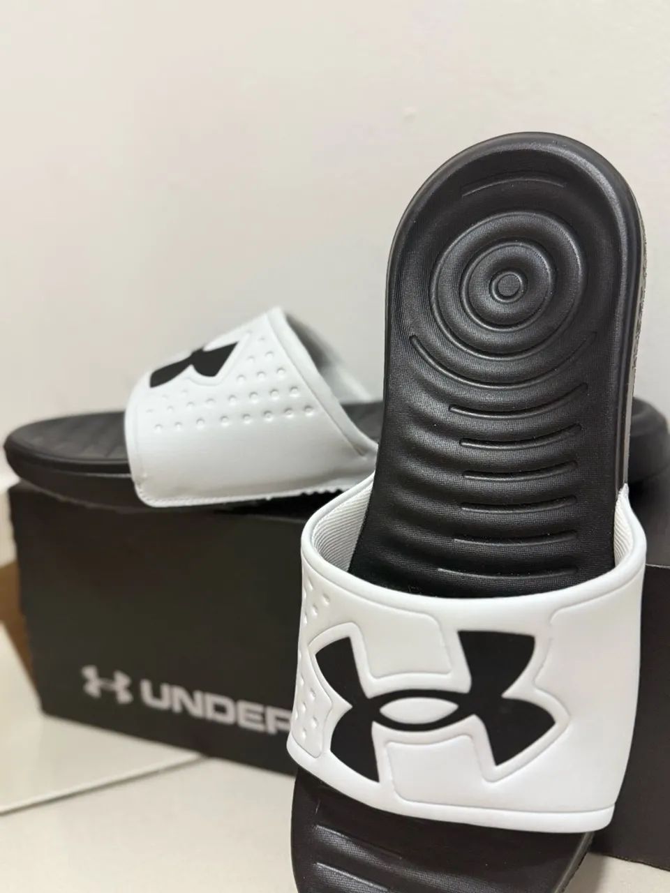 chinelo under armour ansa light branco e preto 43/44 - Foto 2