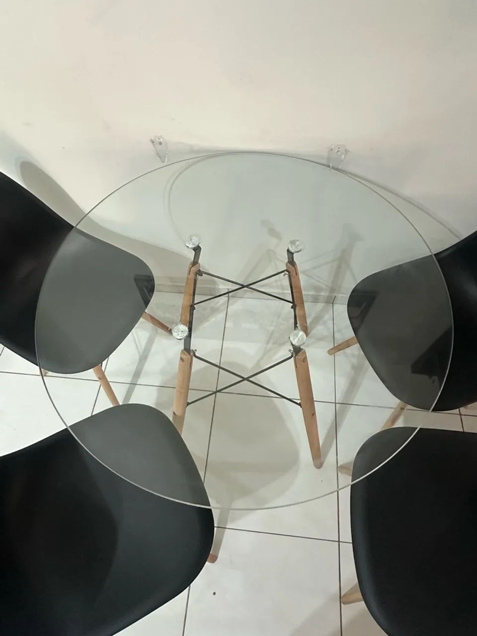 VENDE-SE MESA DE JANTAR COM 4 CADEIRAS! - Foto 2