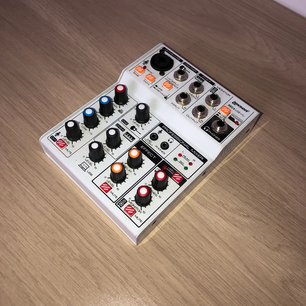 Mesa de Som e Interface de Áudio Lexsen REC4-USB