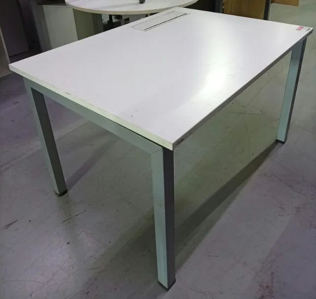 Mesa Para Escritório Branca Com Pés de Ferro - Foto 2