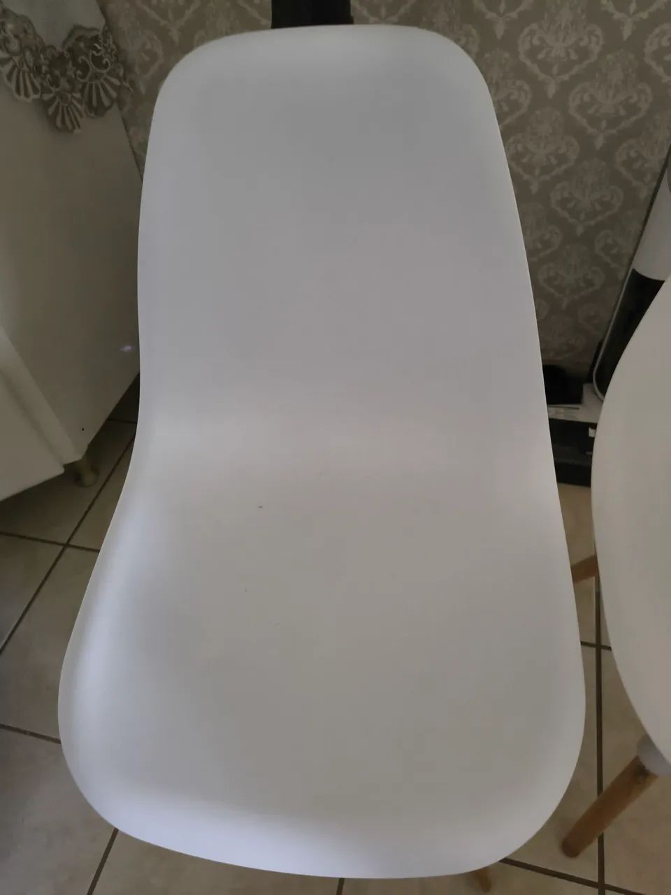 Vendo 2 cadeiras brancas excelentes  - Foto 3