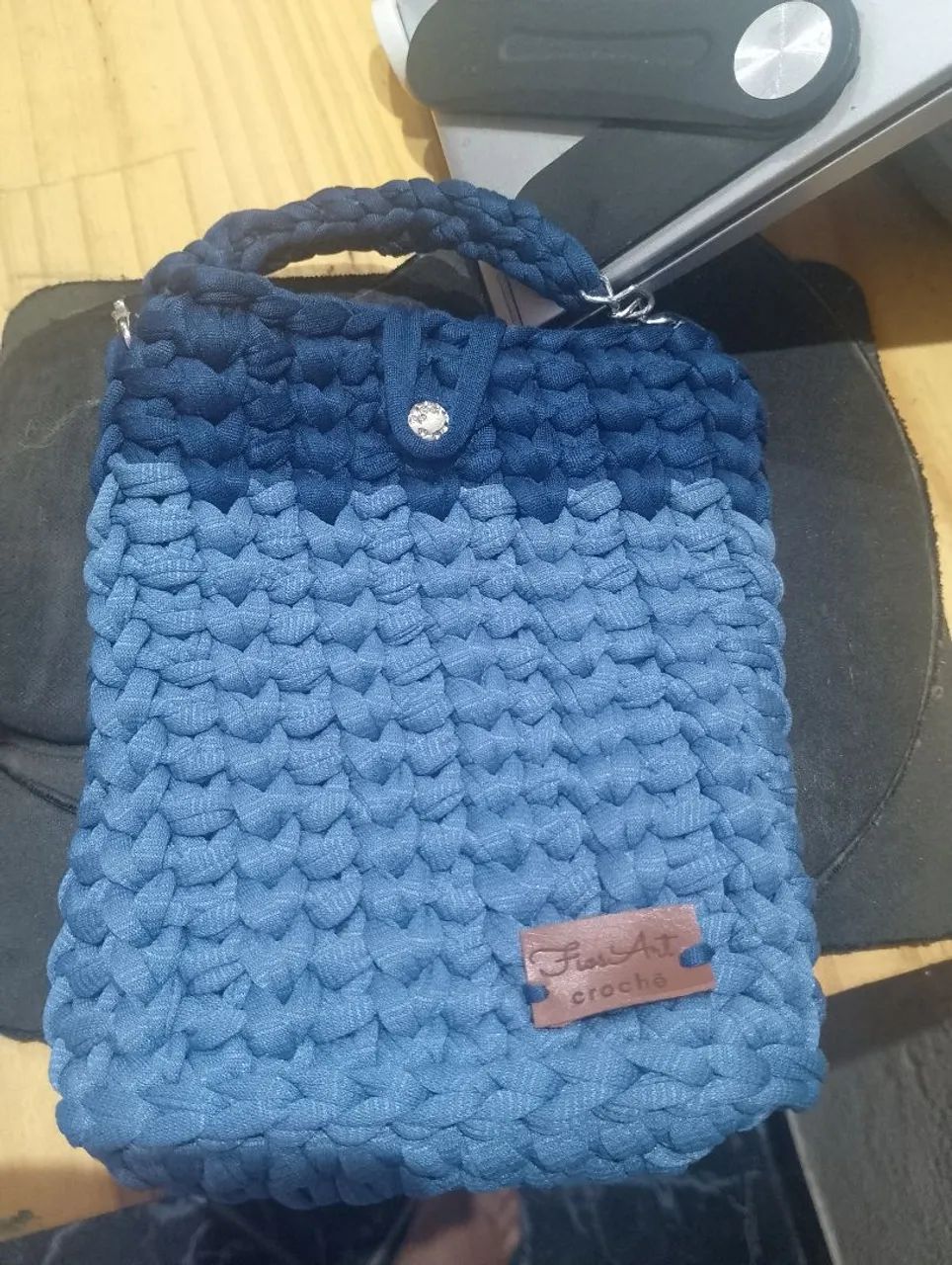 Bolsa de crochê azul pequena 