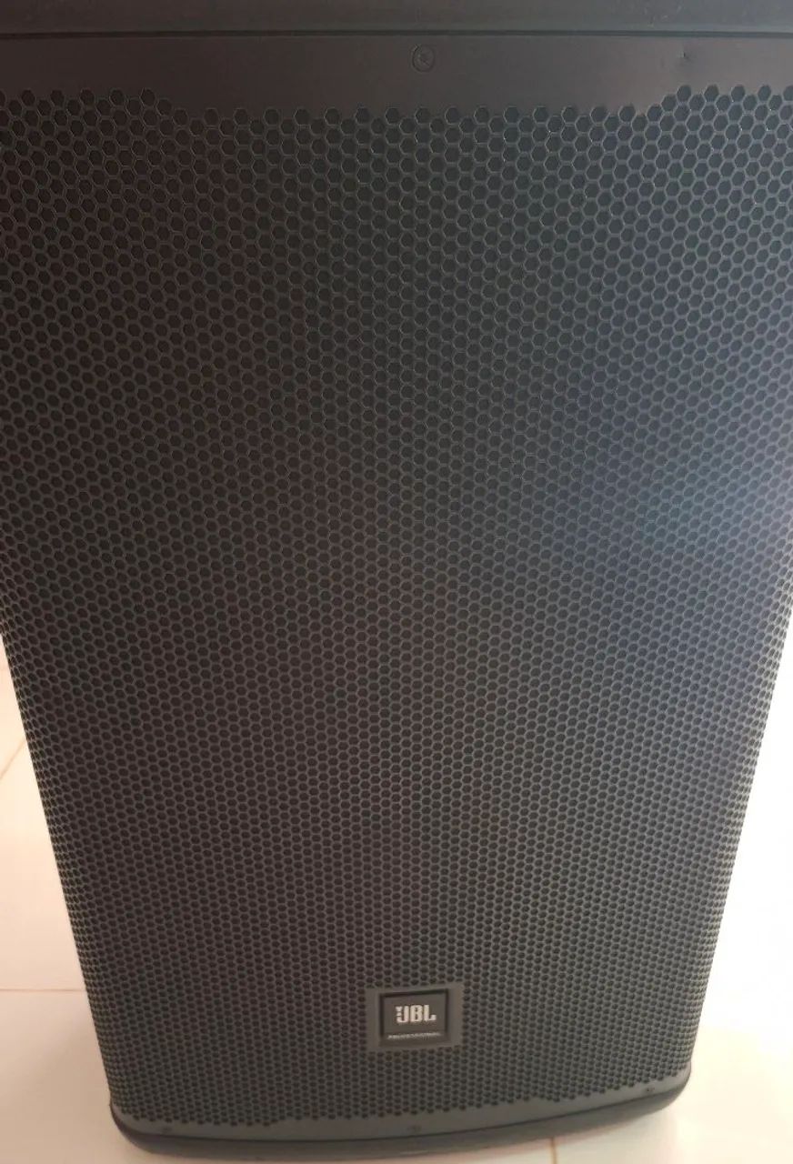 Vende-se caixa de som JBL eon 715 profissional 