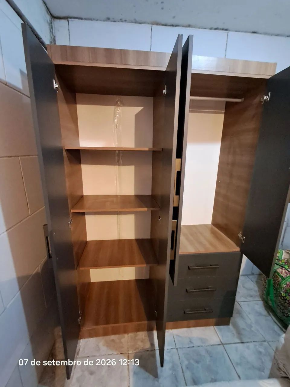 Guarda-roupa de solteiro quatro portas 3 gavetas - Foto 3
