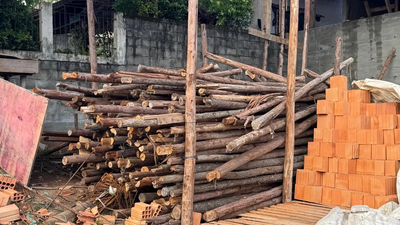 Escoras para obra (3,00 cada)  e restos de madeira