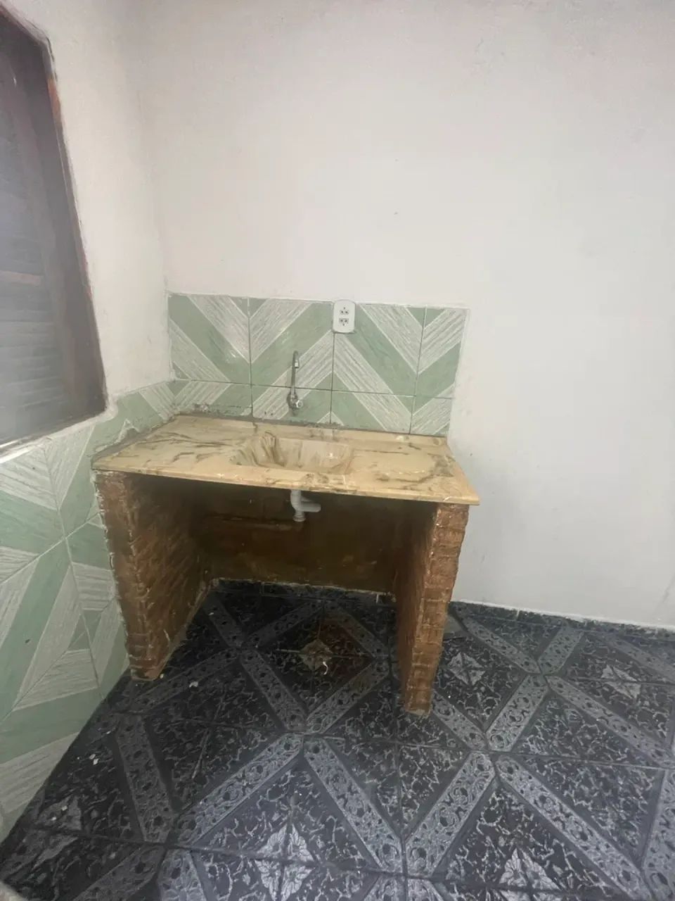 Alugo 2 comodos com banheiro sem depósito