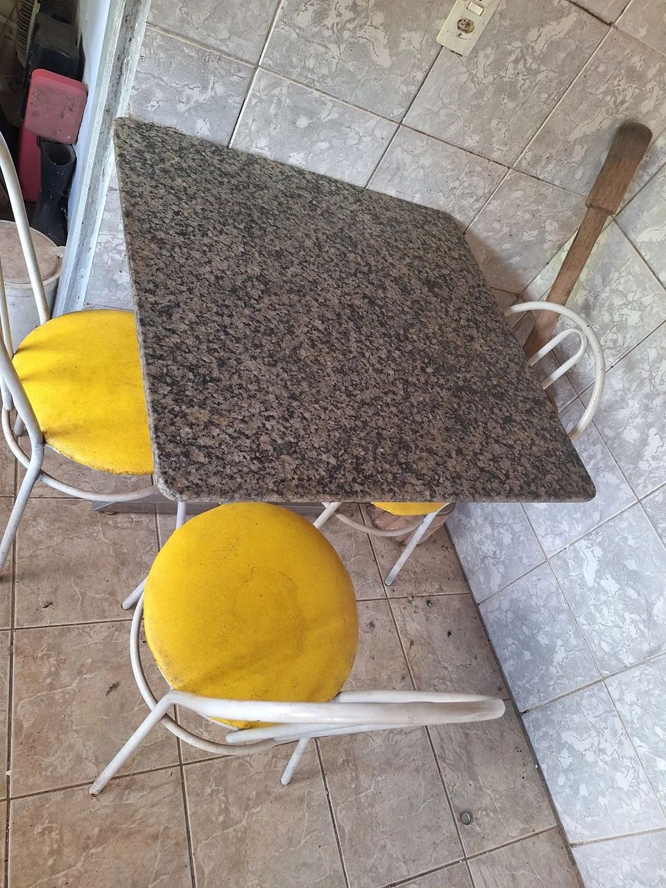 Mesa com três cadeiras