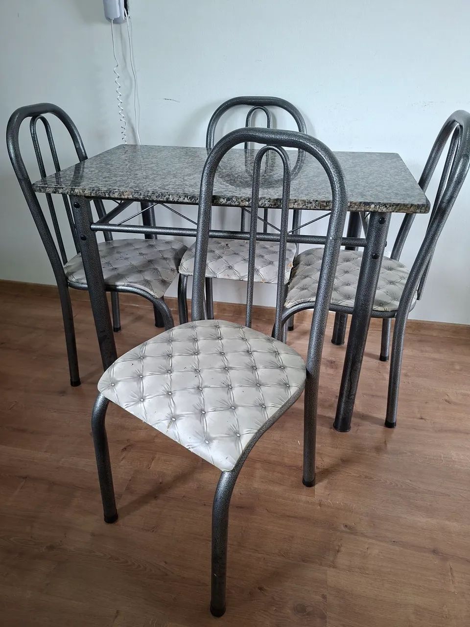 Mesa com tampo de mármore + 4 cadeiras