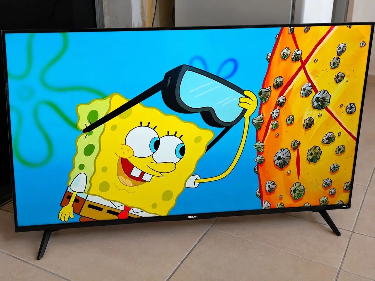 TV SMART 50 polegadas 4k Bluetooth,  acompanha pezinho e controle. 1.500 R$ - Foto 2