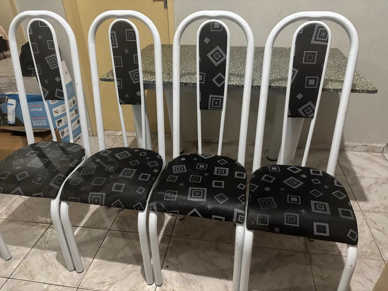 Mesa de granito com 4 cadeiras  - Foto 3