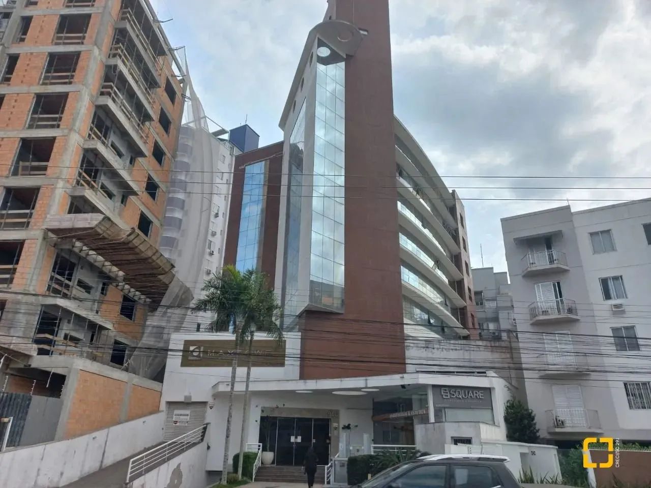 Sala comercial à venda em Coqueiros com garagem.