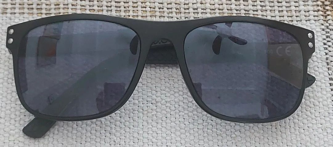 Óculos de sol unissex veste super bem.  - Foto 3