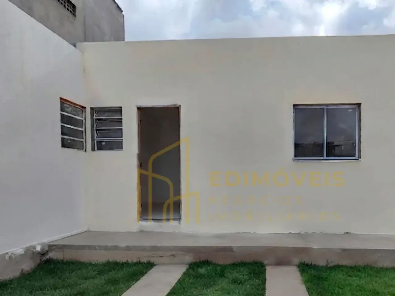Seu espaço ideal em Jardim Marilândia: casa com 2 quartos e área gramada! - Foto 3