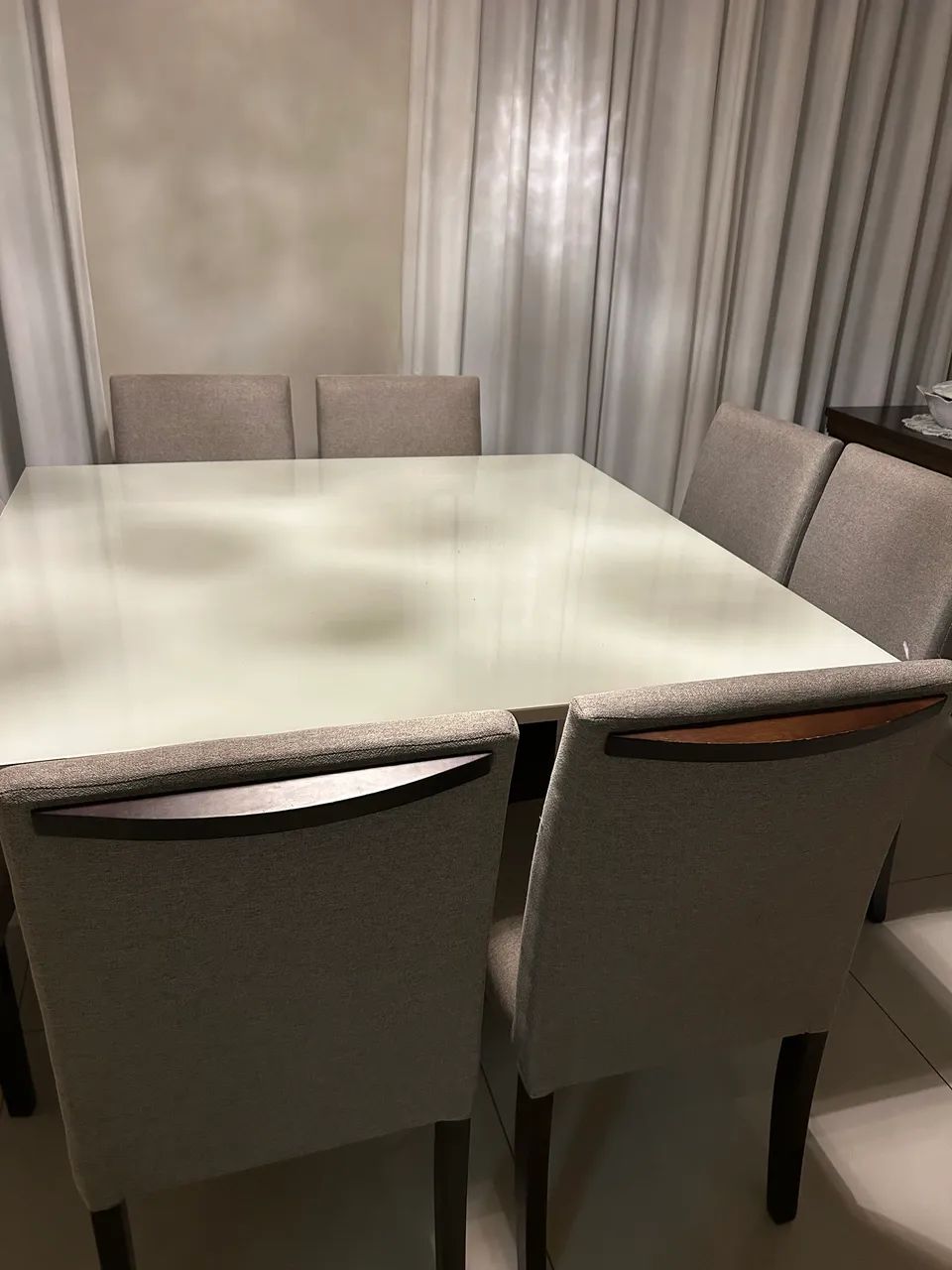 Mesa quadrada 130cm com 8 cadeira estofadas  - Foto 3