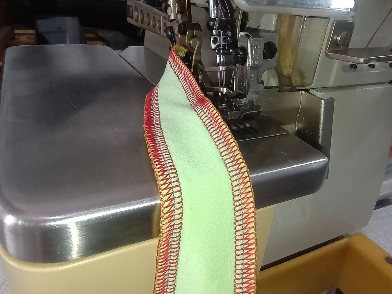 Máquina overlock  - Foto 3