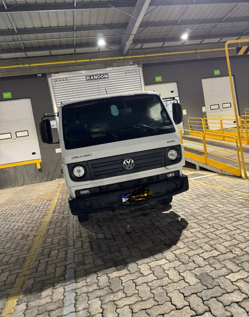 Caminhão disponível pra frete e agregamento