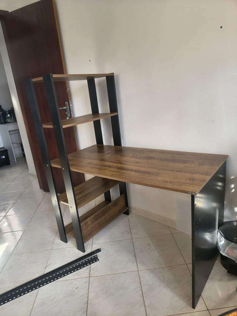 Escrivaninha com bastante espaço  - Foto 2