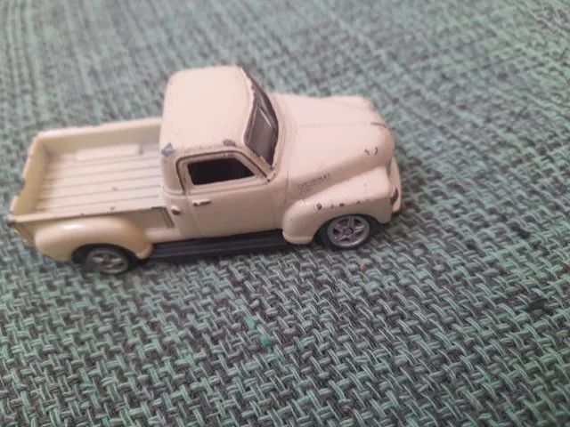 Carrinho Chevrolet 3100 Pick-up de cor creme, da marca Welly - Foto 2