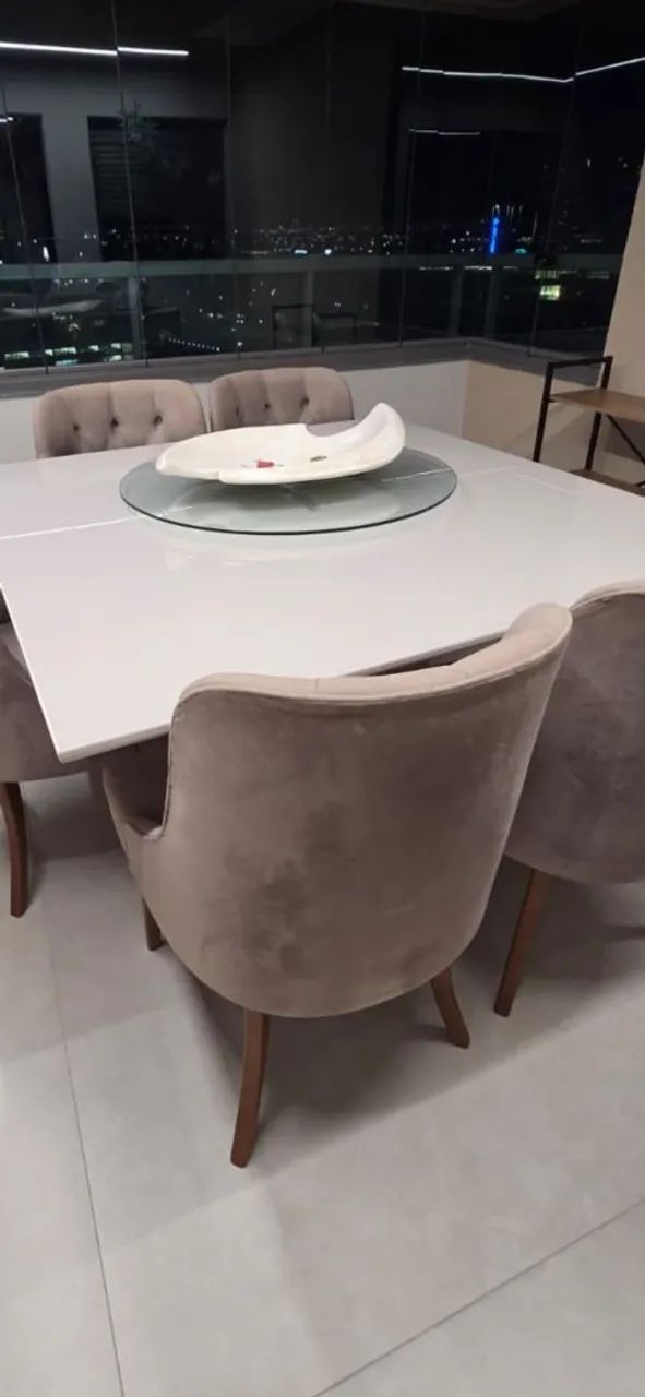 Conjunto mesa com 06 cadeiras.