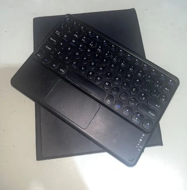 Capa com Teclado Magnético e Touchpad - iPad 10ª e 11ª Geração (10,9"/11") - Usada - Foto 2