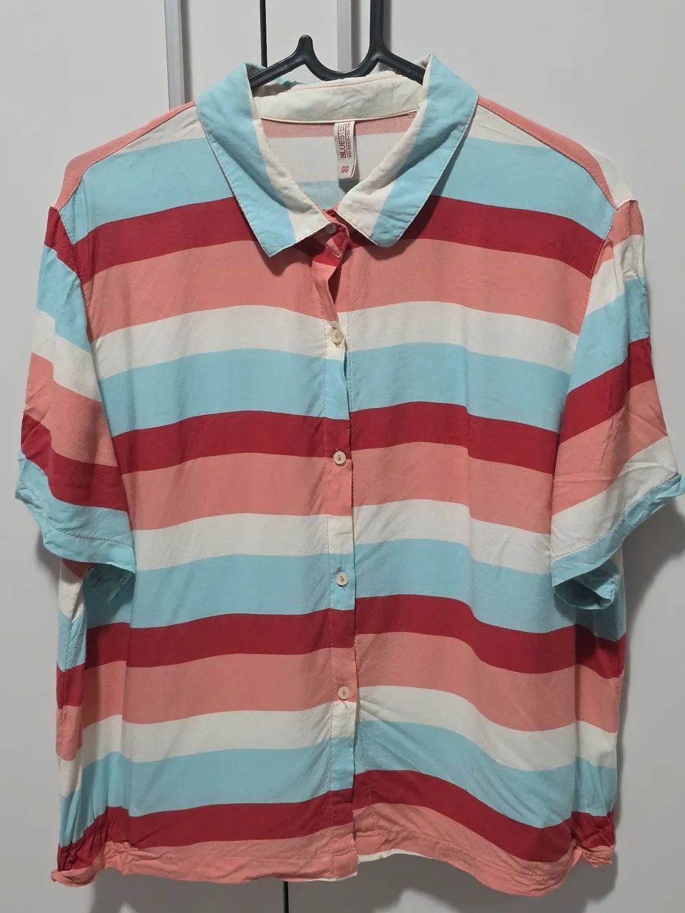 Camiseta com botões Listrada