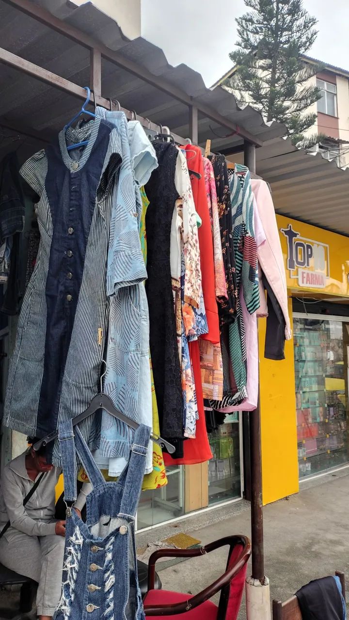 Vendo brechó completo com todas araras e roupas. - Foto 5