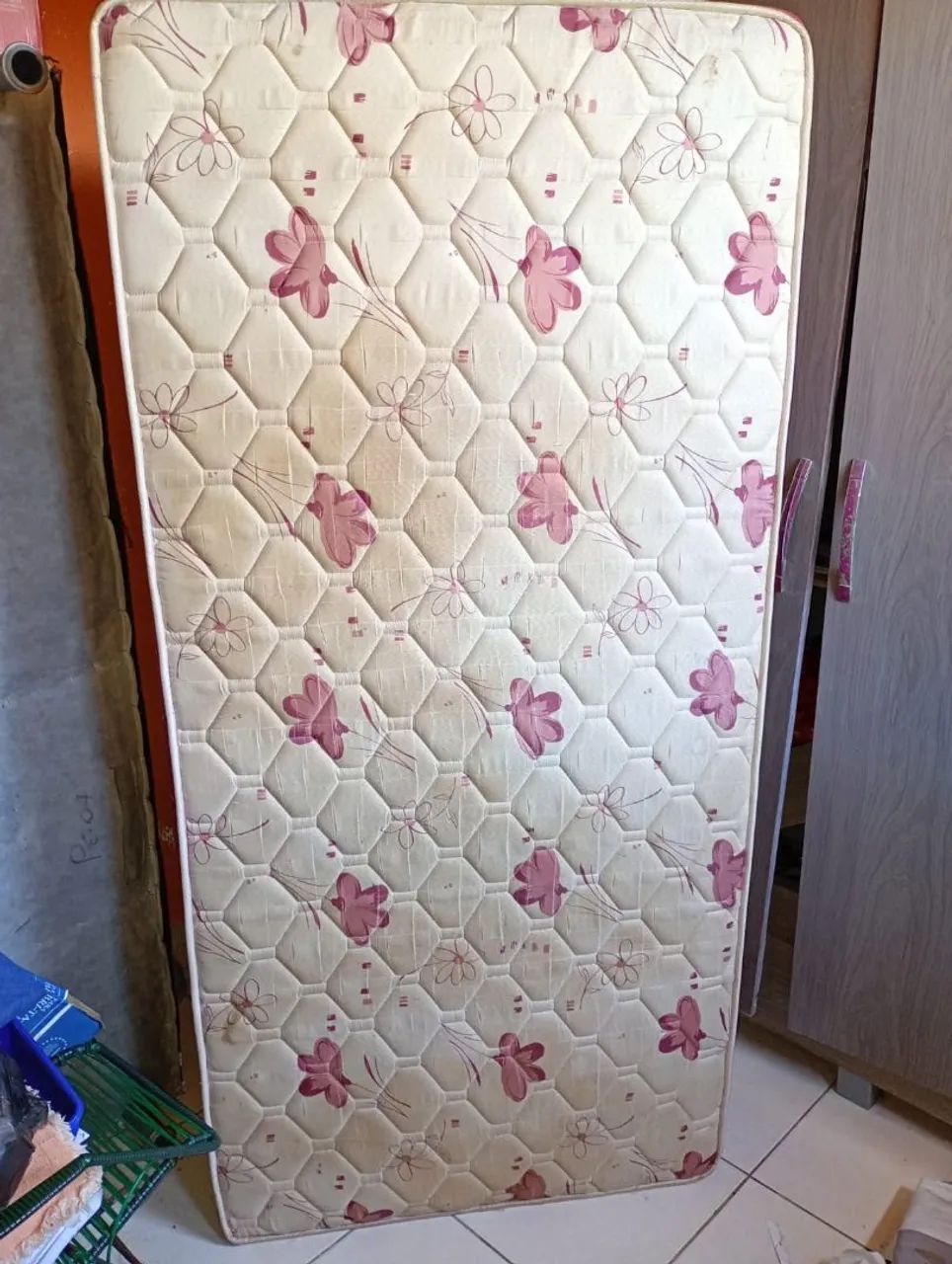 Vendo cama de solteiro unibox.