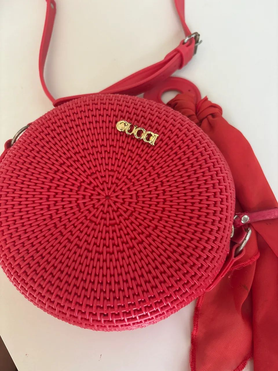 Bolsa vermelha em formato oval com aro  - Foto 2