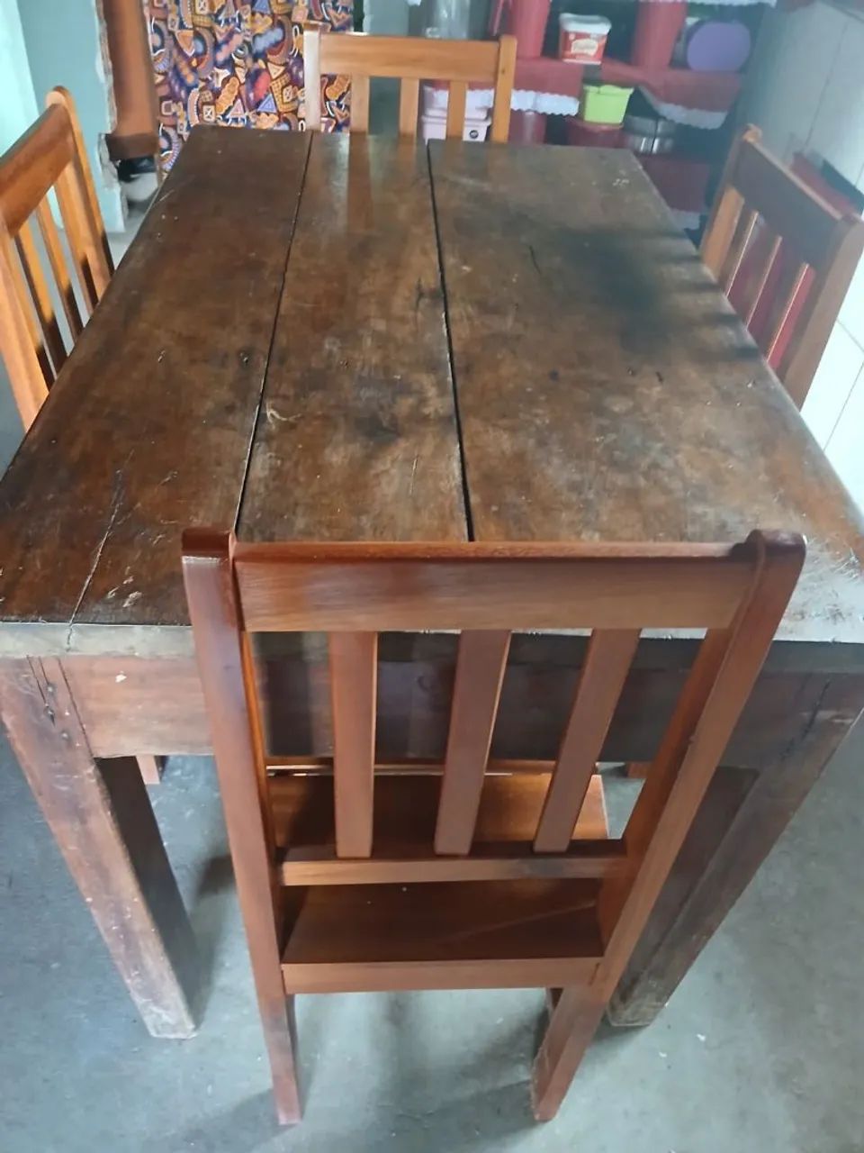 Mesa com 4 cadeiras tudo de madeira - Foto 2