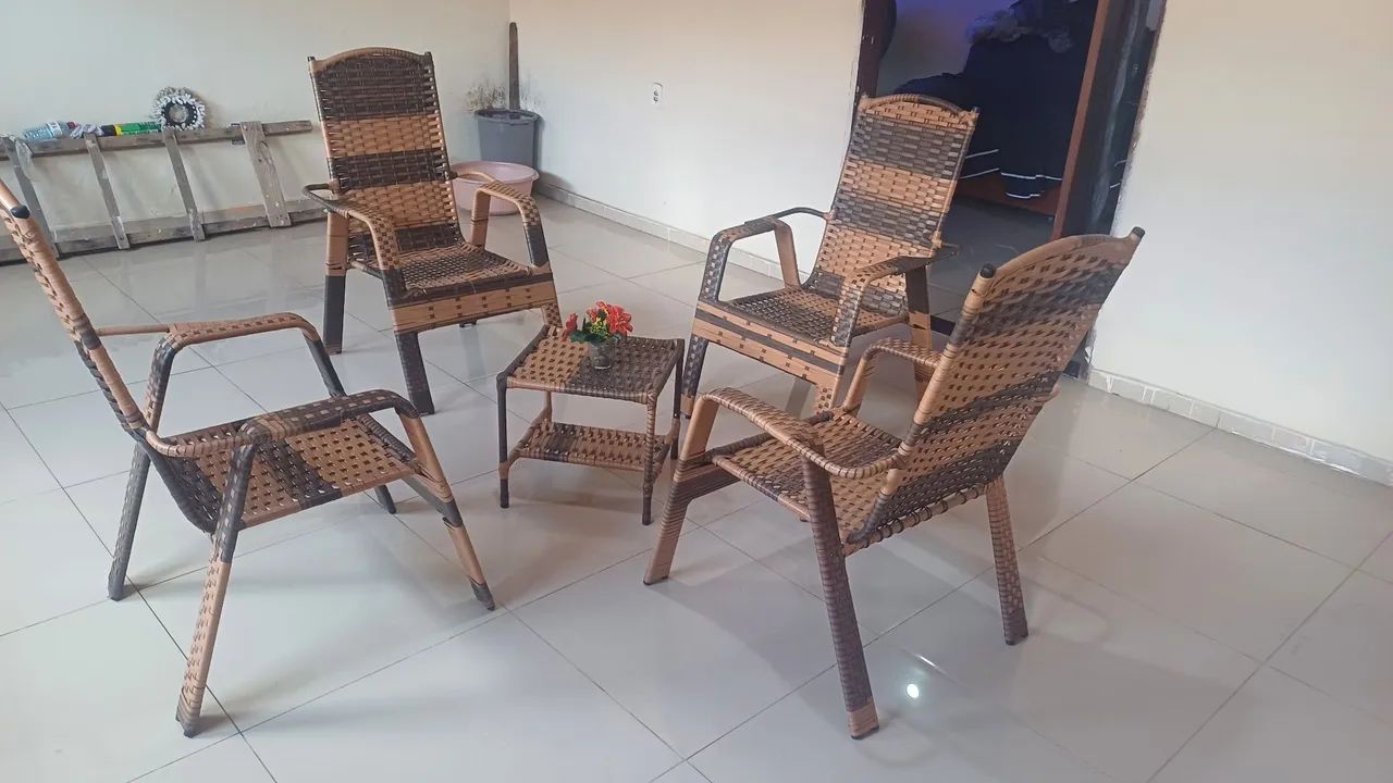 Conjunto de terraço com 4 cadeiras e mesa