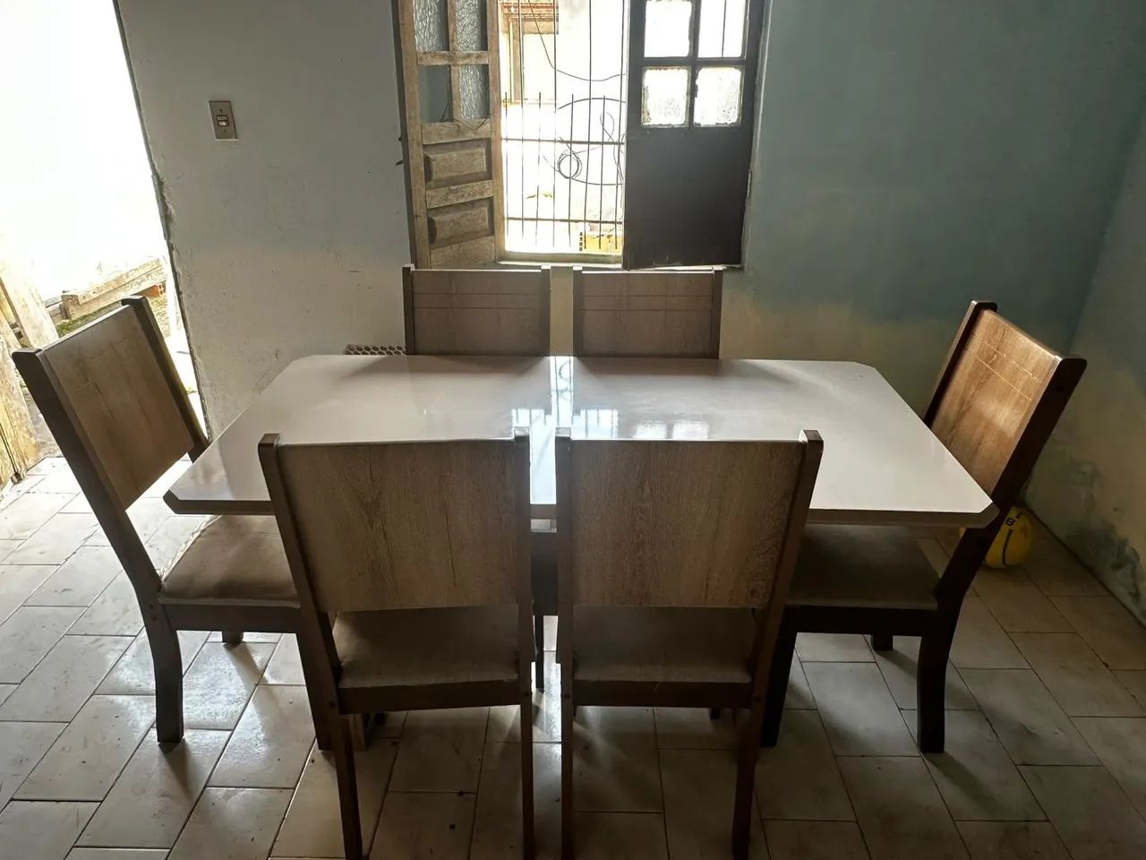 Mesa com 6 cadeiras 