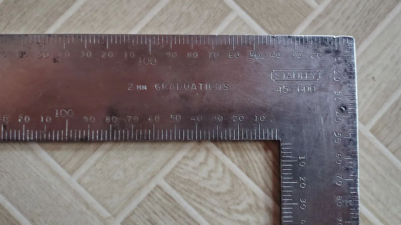Esquadro de aço 24" Stanley 45 600 mede em milímetros e polegadas carpinteiro pedreiro - Foto 4