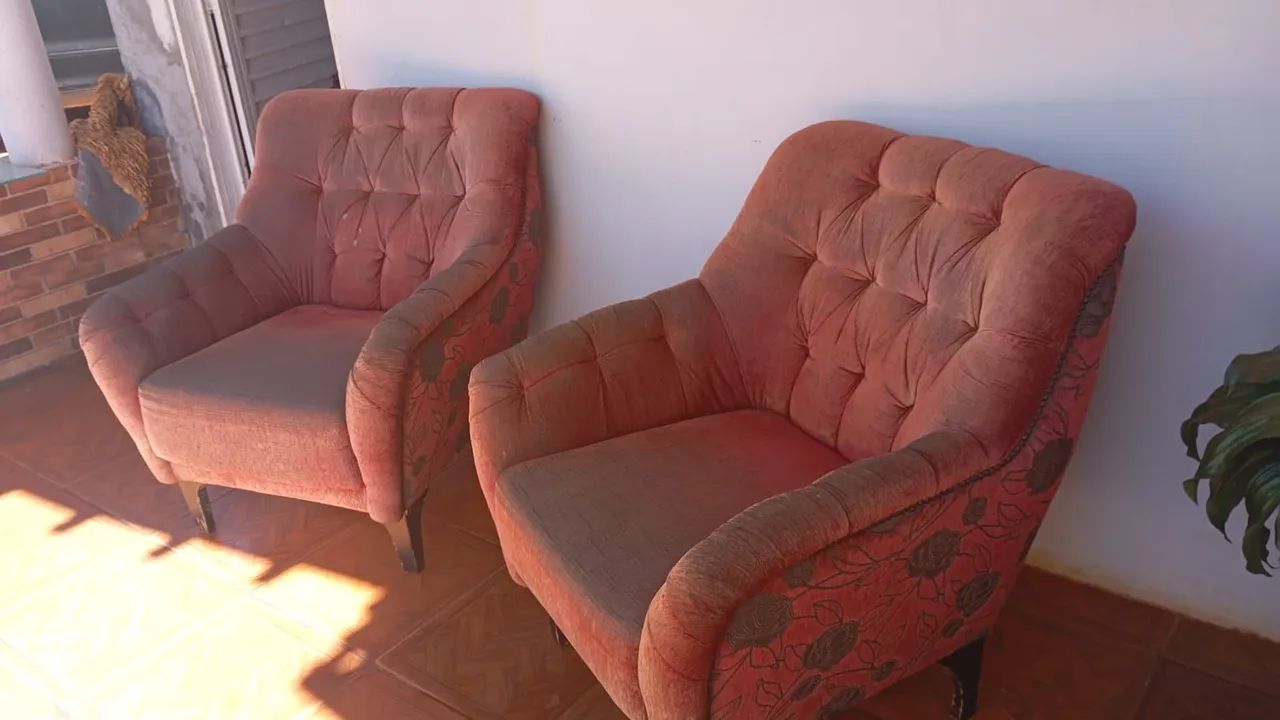 Poltrona por 250,00 reais cada.