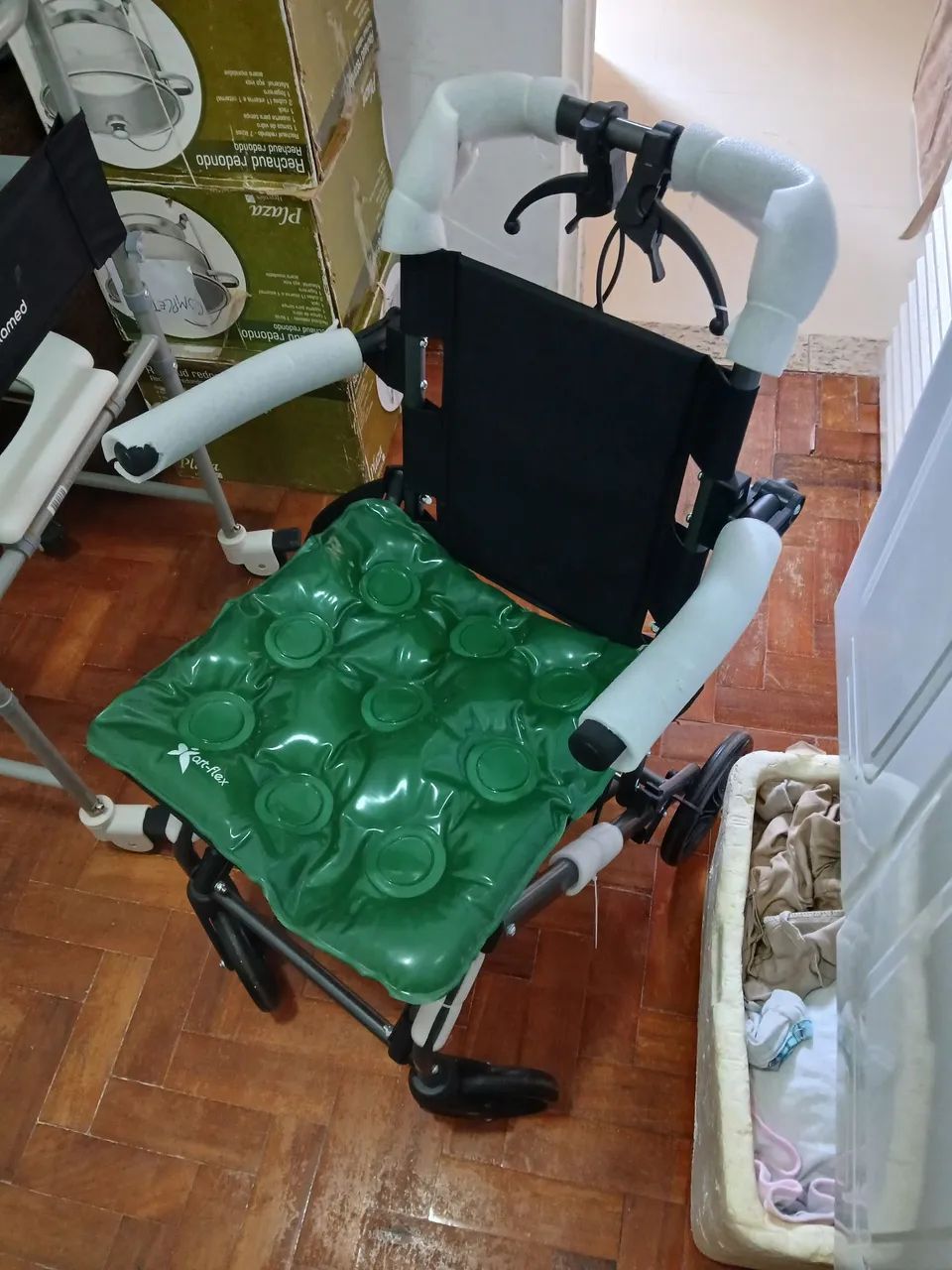 Cadeira de rodas, assento de silicone e cadeira de banho novos.