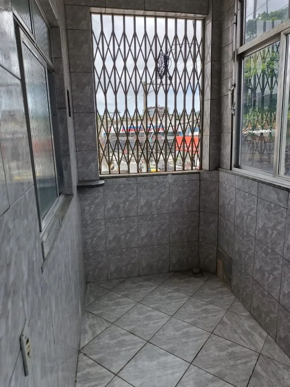Vendo casa ao lado da praça do Valqueire 