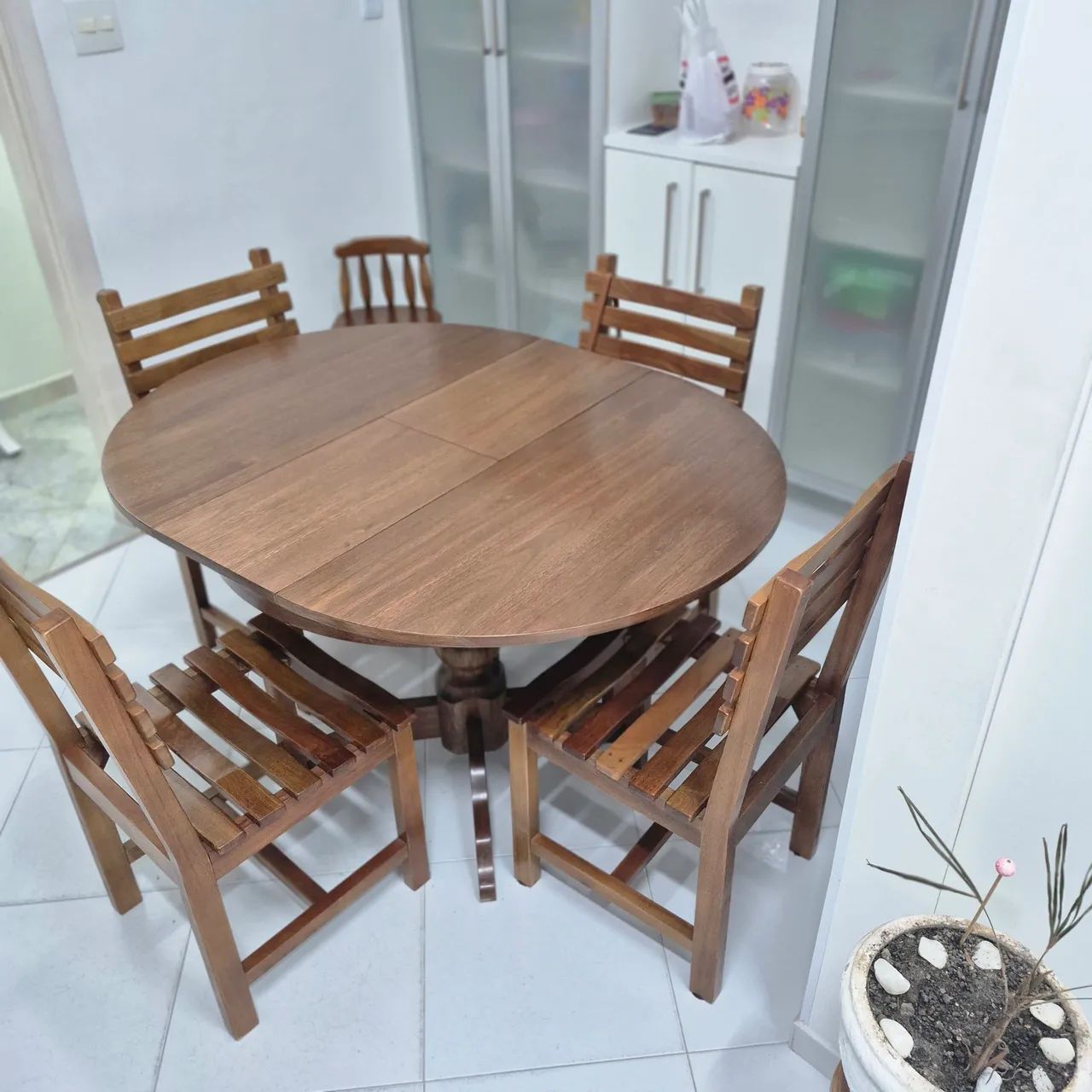 Mesa de madeira extensível com 4 cadeiras - Foto 3
