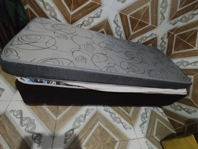 Vendo cama de solteiro com o colchão 