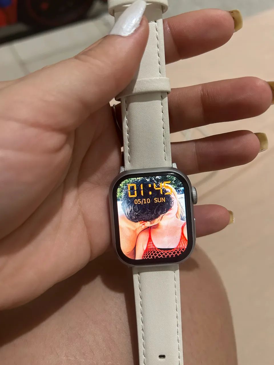Título: Smartwatch com carregador e pulseira branca - Funcionando