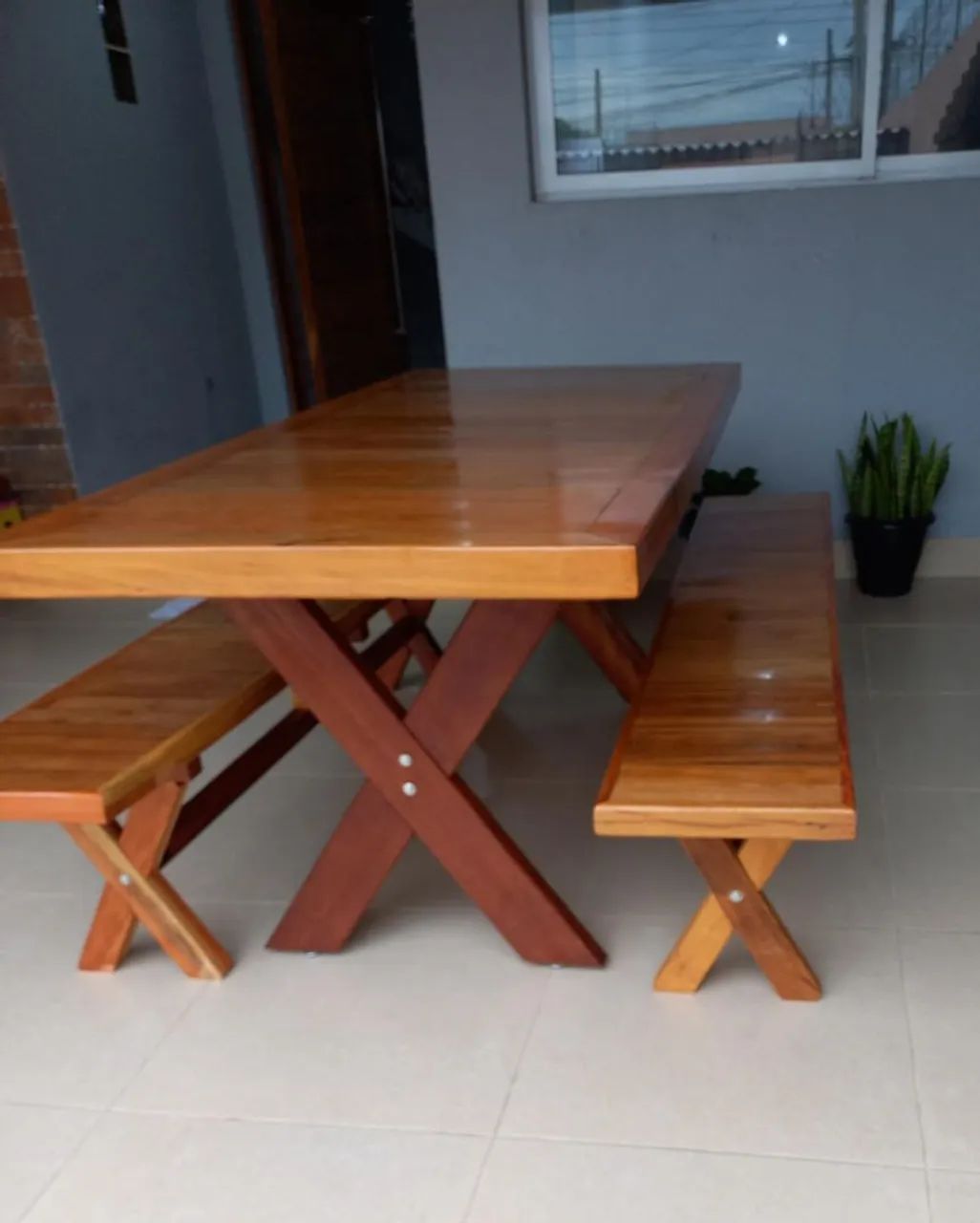 Mesa de madeira com bancos - Foto 2